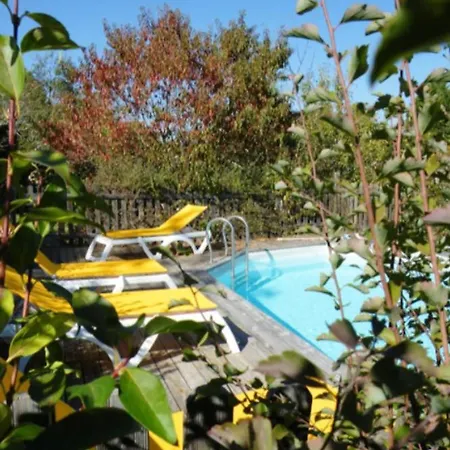 Holiday home Charmante Maison Avec Piscine Partagee A