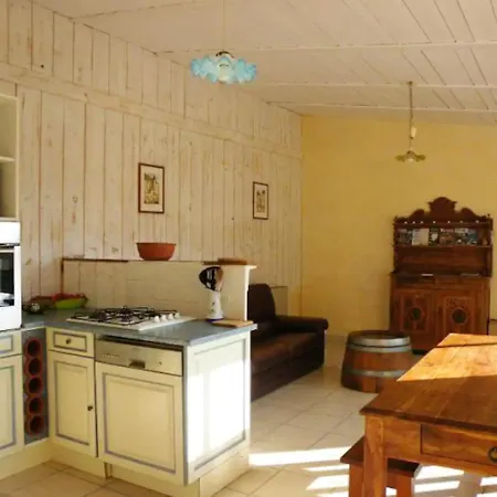 Charmante Maison Avec Piscine Partagee A *